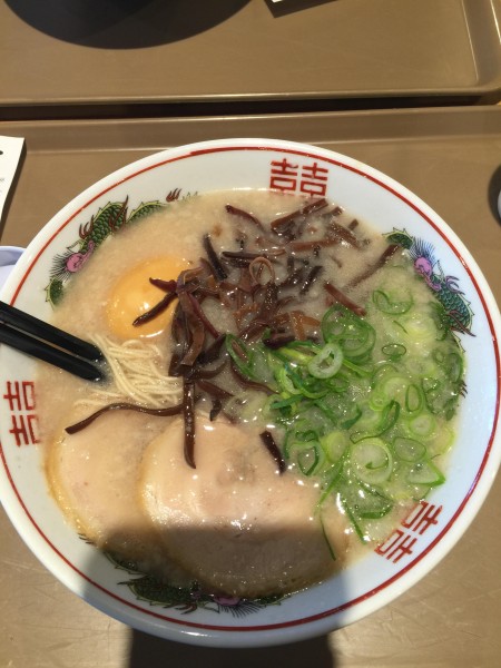 △イオンモールで食べた昼食、だるまのトンコツラーメンです。